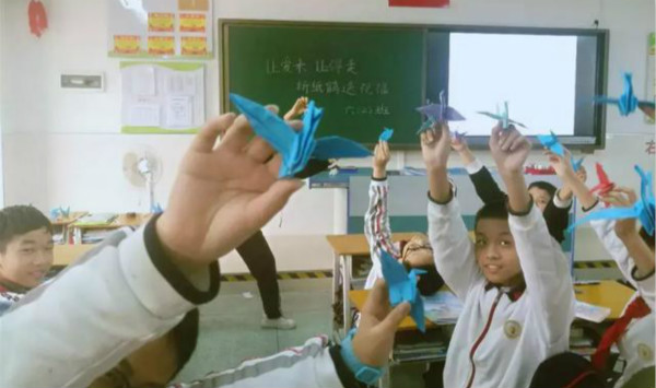 東莞十幾所小學(xué)和幼兒園孩子折4.2萬只千紙鶴，祝福自閉癥兒童