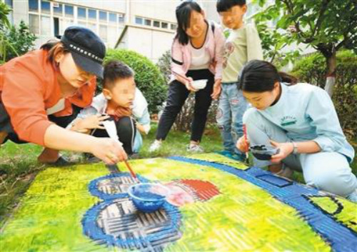 西安孤獨(dú)癥兒童變身“小畫家”，給井蓋涂鴉添“彩衣”