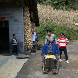 大山里的自閉癥孩子無錢治療，只有礦難癱瘓的爺爺相陪