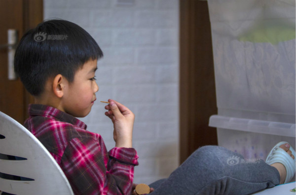 8歲的孤獨癥孩子成為譚維維的學生，用歌聲“治愈”孤獨