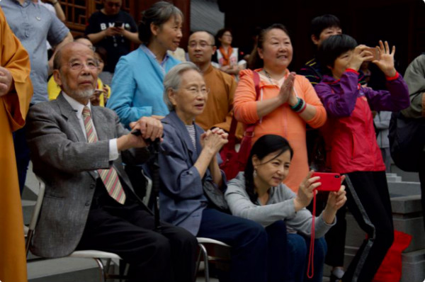 六一兒童節(jié)，自閉癥少年在上海玉佛禪寺上演“快閃”