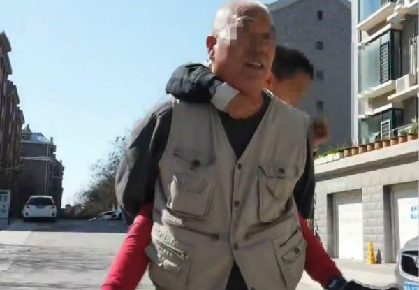 為了8歲的自閉癥外孫，70歲的姥爺“一路同行”