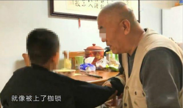 為了8歲的自閉癥外孫，70歲的姥爺“一路同行”