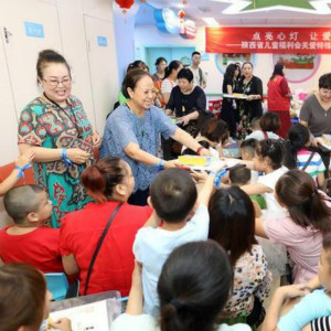 全國殘疾預(yù)防日前夕，西安志愿者為100名自閉癥孩子上美術(shù)課